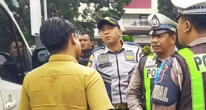 Petugas Satlantas Polres Batu saat menjaring para pelanggar di Ops Keselamatan Semeru 2026. Foto: Polres Batu