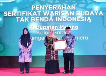 Bupati Malang, Sanusi menerima sertifikat WBTB dari Gubernur Jawa Timur, Khofifah Indar Parawansa. Foto: Pemkab Malang