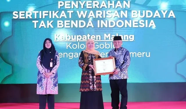 Bupati Malang, Sanusi menerima sertifikat WBTB dari Gubernur Jawa Timur, Khofifah Indar Parawansa. Foto: Pemkab Malang
