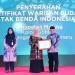 Bupati Malang, Sanusi menerima sertifikat WBTB dari Gubernur Jawa Timur, Khofifah Indar Parawansa. Foto: Pemkab Malang