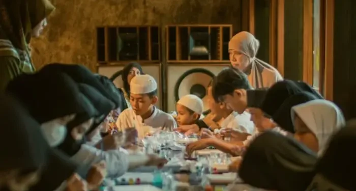 Jadwal buka puasa Malang Raya hari Jumat, 27 Februari 2026 dan keutamaan puasa hari ke-9 Ramadan. /Foto: Pinterest/Kopikina