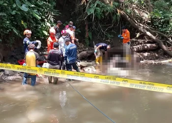 Petugas melakukan olah TKP penemuan jenazah di Jabung. Foto: Polsek Jabung