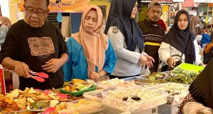 7 pasar takjil Kota Malang yang wajib dikunjungi selama bulan Ramadan ini untuk berburu aneka menu takjil berbuka puasa. /Foto: Pinterest/Fio’s Gallery.