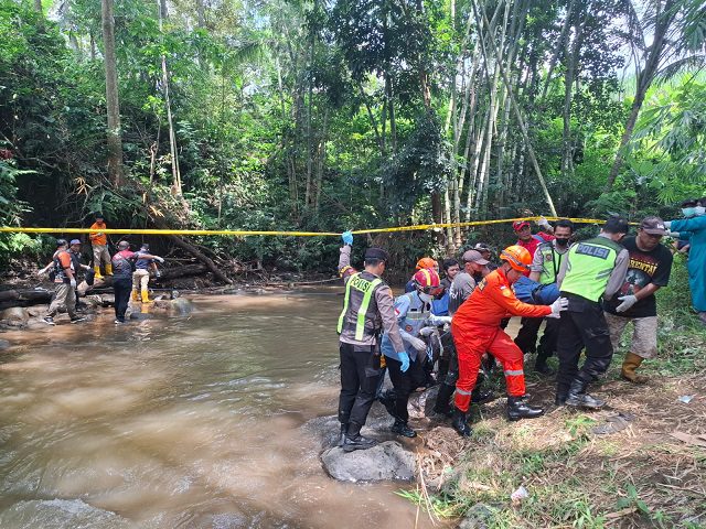 Evakuasi jenazah perempuan yang ditemukan di Sungai Jilu Jabung. Foto: Polsek Jabung