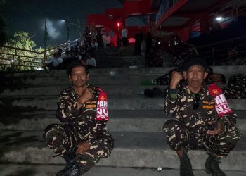Anggota Banser berjaga di depan pintu masuk Stadion Gajayana saat Harlah NU Kota Malang 2026. (Foto: `Isyatur Rodhiyah)