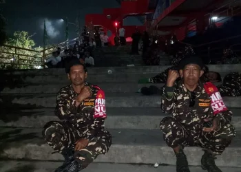 Anggota Banser berjaga di depan pintu masuk Stadion Gajayana saat Harlah NU Kota Malang 2026. (Foto: `Isyatur Rodhiyah)