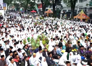 Lautan jamaah juga memadati luar Stadion Gajayana untuk menghadiri Mujahadah Kubro 1 Abad NU. Foto: Dok. PWNU Jatim
