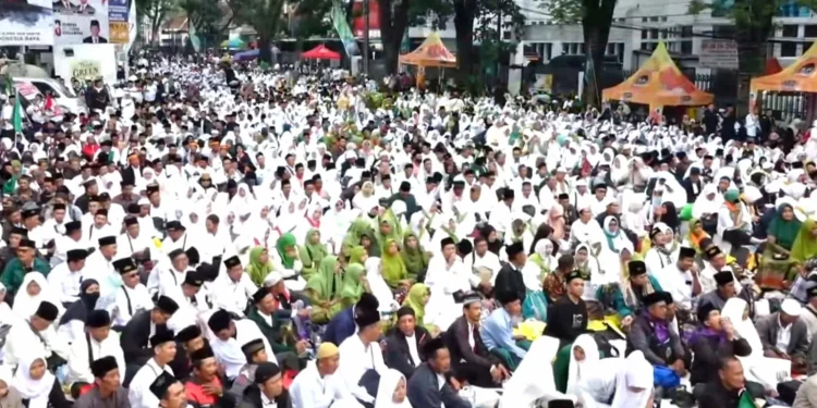 Lautan jamaah juga memadati luar Stadion Gajayana untuk menghadiri Mujahadah Kubro 1 Abad NU. Foto: Dok. PWNU Jatim