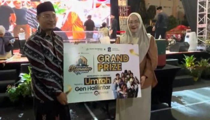 Pemberian grand prize yang menambah kemeriahan event JConnect Ramadan Vaganza 2026 di Balai Kota Surabaya. /Foto: Dok. Chatour Travel.