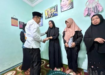 Wali Kota Batu Nurochman saat menyambangi keluarga korban driver ojol meninggal dunia. Foto: Prokopim KWB