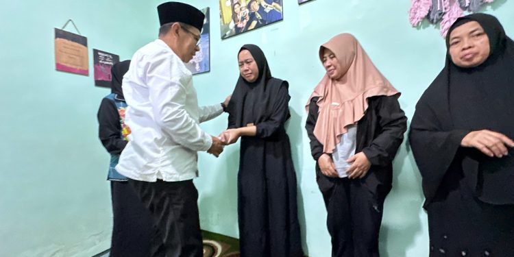 Wali Kota Batu Nurochman saat menyambangi keluarga korban driver ojol meninggal dunia. Foto: Prokopim KWB