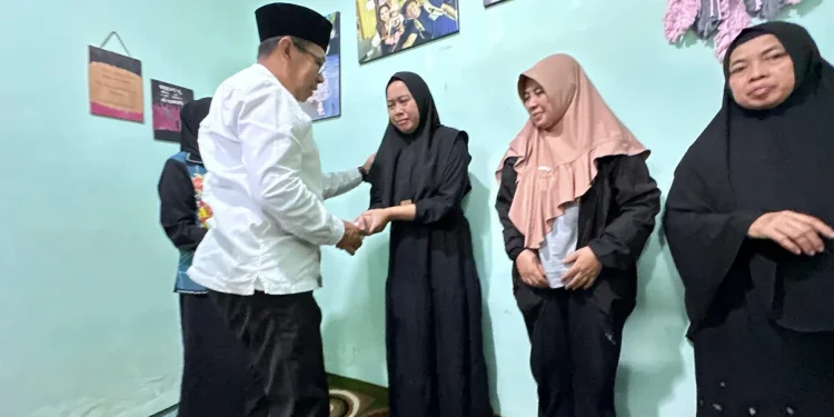 Wali Kota Batu Nurochman saat menyambangi keluarga korban driver ojol meninggal dunia. Foto: Prokopim KWB