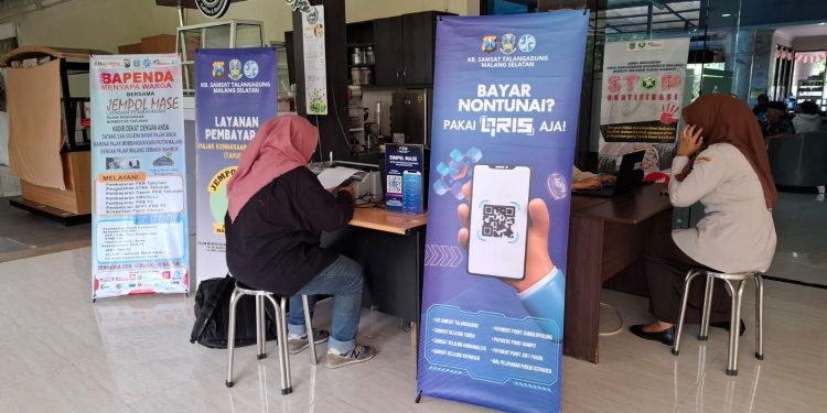 Layanan pembayaran pajak kendaraan bermotor oleh Bapenda di RSUD Kanjuruhan. Foto: Aisyah Nawangsari Putri