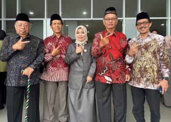 Rektor UIN Malang, Prof. Dr. Hj. Ilfi Nurdiana, S.Ag, M.Si bersama mantan rektor UIN Malang di periode sebelumnya sebagai bentuk penegasan akan penguatan fondasi visi dan misi kampus yang berkelanjutan. /Foto: Dok. UIN Malang