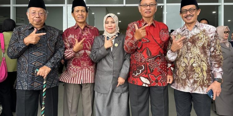 Rektor UIN Malang, Prof. Dr. Hj. Ilfi Nurdiana, S.Ag, M.Si bersama mantan rektor UIN Malang di periode sebelumnya sebagai bentuk penegasan akan penguatan fondasi visi dan misi kampus yang berkelanjutan. /Foto: Dok. UIN Malang