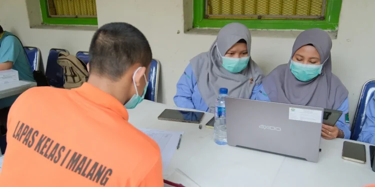Napi Lapas Malang jalani VCT dan pemeriksaan kesehatan sebagai antisipasi penyakit menular. (Foto/dok. Lapas Malang)
