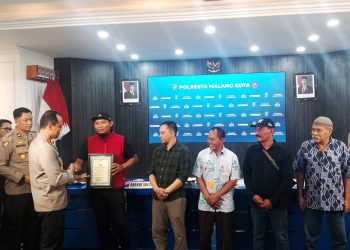 Kapolresta Malang Kota, Kombes Pol Putu Kholis Aryana berikan penghargaan kepada warga yang berani membubarkan aski balap liar. (Foto/M Sholeh)