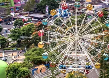 Wahana bianglala atau ferris wheel di Alun-alun Kota Batu. Foto: Eksplor Malang