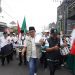 Wali Kota Batu Nurochman saat ikut membanu menggotong bendera raksasa berlambang NU dalam peringatan 1 Abad NU di Kota Batu. Foto: Diskominfo Kota Batu