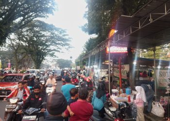 Lapak takjil bertenda liar di kawasan Jalan Suhat Malang. (Foto/M Sholeh)