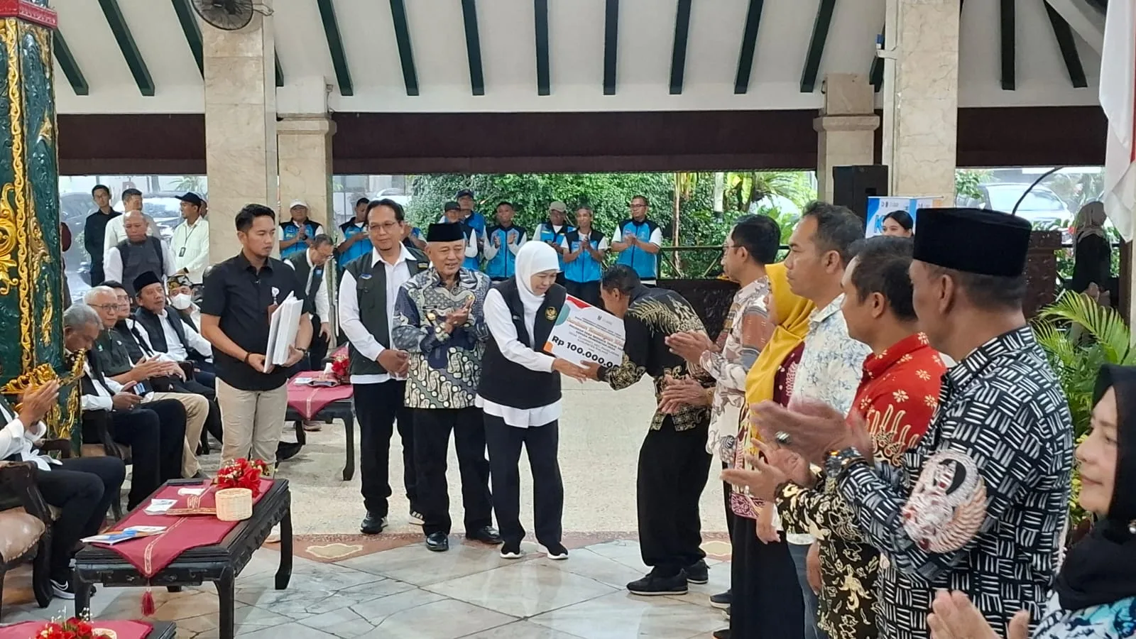Gubernur Jawa Timur, Khofifah Indar Parawansa menyerahkan hibah kepada BUMDES. Foto: Aisyah Nawangsari Putri
