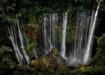 Air terjun Coban Sewu. Foto: unsplash.com/Timur Kozmenko