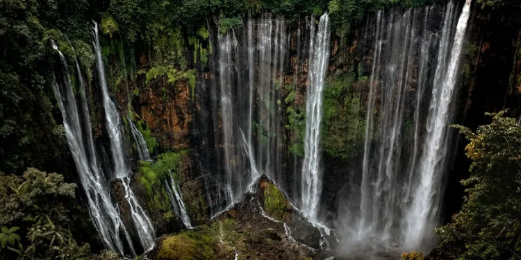 Air terjun Coban Sewu. Foto: unsplash.com/Timur Kozmenko