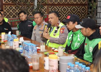 Kakorlantas Polri Irjen Pol Agus Suryonugroho saat cangkruk bareng ojol di Kota Batu. Foto: Azmy