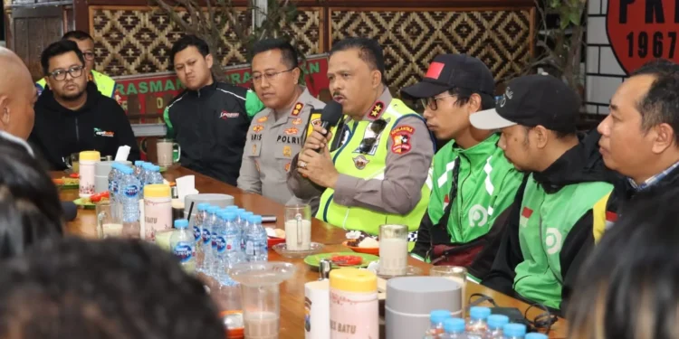 Kakorlantas Polri Irjen Pol Agus Suryonugroho saat cangkruk bareng ojol di Kota Batu. Foto: Azmy