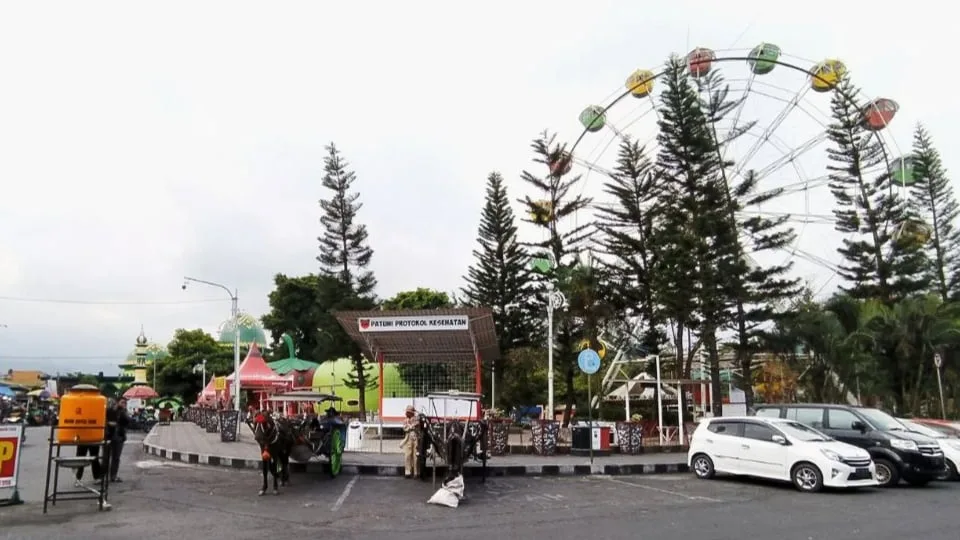 Wajah transformasi modern Alun-alun Batu yang mulai dilengkapi wahana Ferris Wheel atau bianglala di era 2010-an hingga kini. Foto: Dok. Tugu Malang