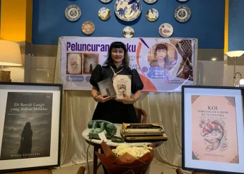 Rinda Puspasari luncurkan 2 buku tentang memoar dan ikan koi yang menampilkan cara pandang memaknai hidup. (Foto/M Sholeh)