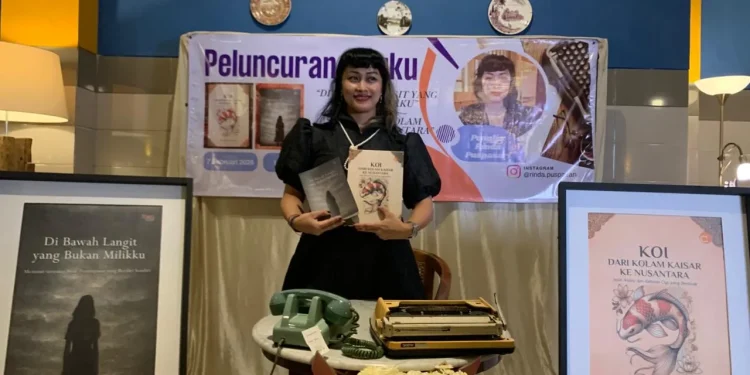 Rinda Puspasari luncurkan 2 buku tentang memoar dan ikan koi yang menampilkan cara pandang memaknai hidup. (Foto/M Sholeh)