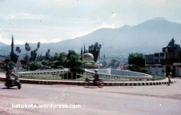 Pemandangan Alun-alun Batu pada tahun 1985, sudah terdapat monumen Apel. Foto : Courtesy batukita wordpress via Batukita.com