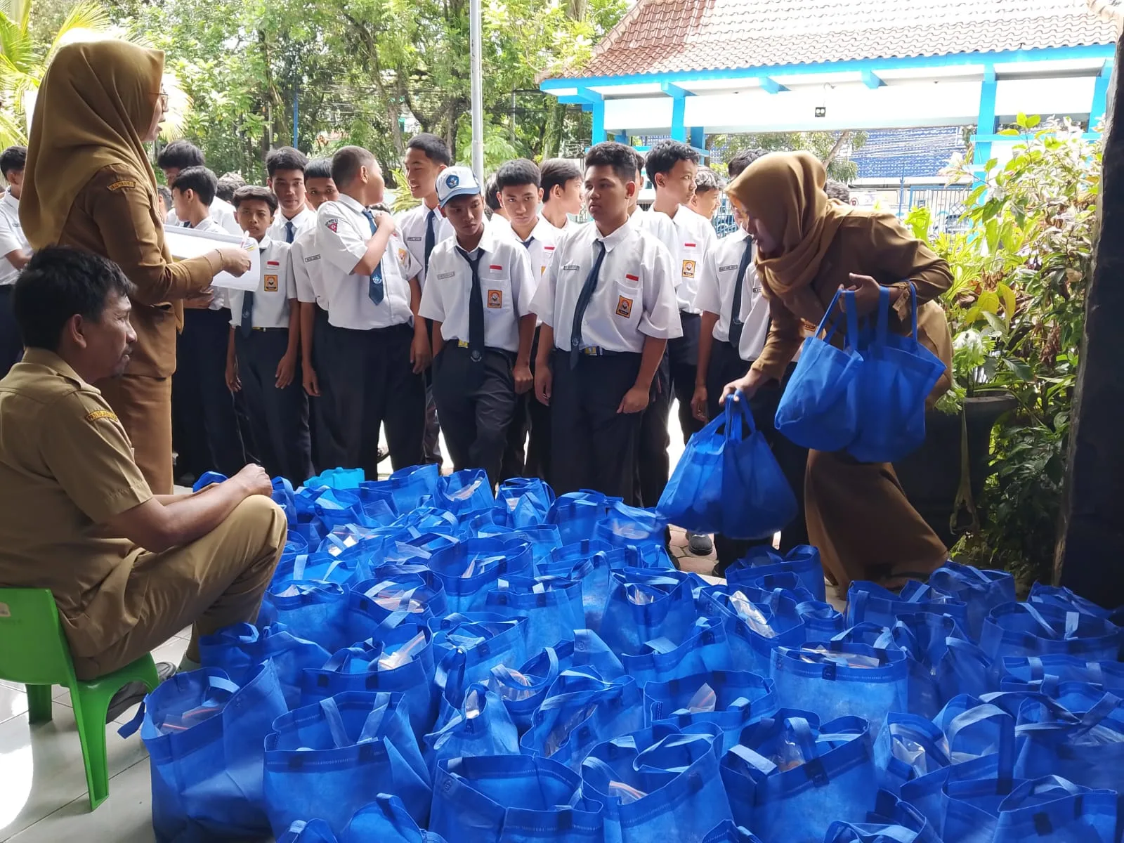 Paket MBG khusus Ramadan berisi makanan kering. (Foto/M Sholeh)