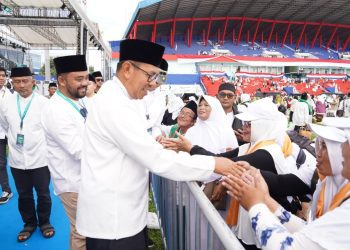 Wali Kota Batu Nurochman dan Wawali Heli Suyanto saat menyapa para jamaah Mujahadah Kubro 1 Abad NU. Foto: Prokopim KWB