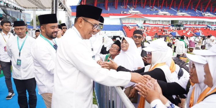 Wali Kota Batu Nurochman dan Wawali Heli Suyanto saat menyapa para jamaah Mujahadah Kubro 1 Abad NU. Foto: Prokopim KWB
