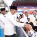 Wali Kota Batu Nurochman dan Wawali Heli Suyanto saat menyapa para jamaah Mujahadah Kubro 1 Abad NU. Foto: Prokopim KWB