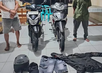 Barang bukti berupa sepeda motor dan pakaian yang diamankan polisi dari tersangka. Foto: Polres Malang