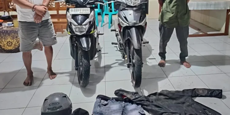Barang bukti berupa sepeda motor dan pakaian yang diamankan polisi dari tersangka. Foto: Polres Malang