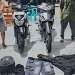 Barang bukti berupa sepeda motor dan pakaian yang diamankan polisi dari tersangka. Foto: Polres Malang