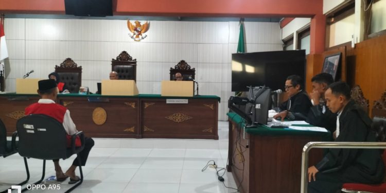 Terdakwa kasus pencabulan santri di ponpes Kota Batu saat menjalani sidang tuntutan. Foto: Kejari Kota Batu