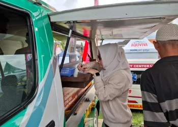 Petugas melayani pemilik kendaraan membayar PKB di Samsat Keliling. Foto: Aisyah Nawangsari Putri