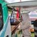 Petugas melayani pemilik kendaraan membayar PKB di Samsat Keliling. Foto: Aisyah Nawangsari Putri