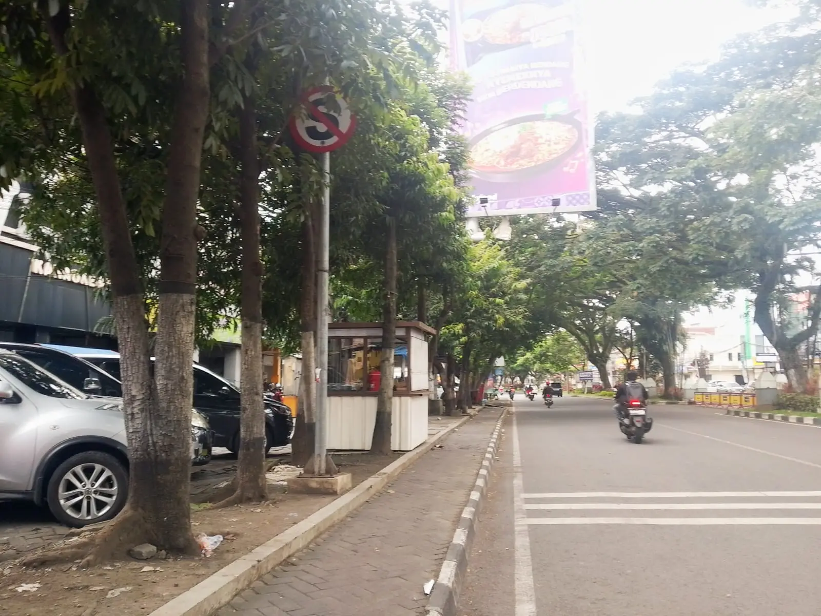Kondisi trotoar usai tenda liar yang disewakan ke pedagang takjil di Suhat Malang steril. (Foto/M Sholeh)