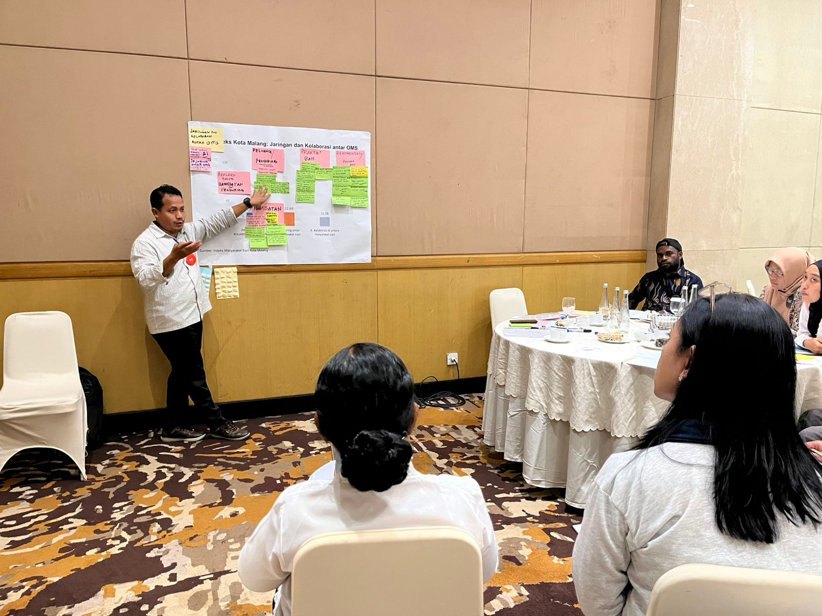 Zainudiin, fasilitator di acara BASIS saat memandu peserta. Foto/Herly