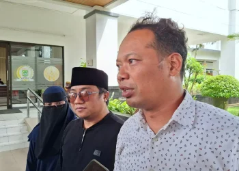 Gus Idris (tengah) didampingi kuasa hukumnya, Guntur Putra Abdi Wijaya (kanan). Foto: Aisyah Nawangsari Putri