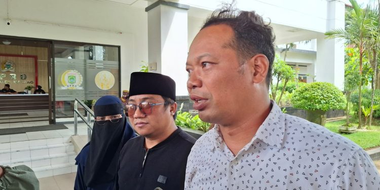 Gus Idris (tengah) didampingi kuasa hukumnya, Guntur Putra Abdi Wijaya (kanan). Foto: Aisyah Nawangsari Putri