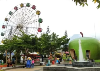 Spot ngabuburit Kota Batu mulai dari Alun-Alun Kota Batu hingga taman bermain yang cocok dijadikan tempat menunggu waktu buka puasa bersama keluarga. /Foto: Tugumalang.id/Azmy.