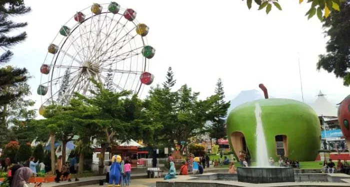 Spot ngabuburit Kota Batu mulai dari Alun-Alun Kota Batu hingga taman bermain yang cocok dijadikan tempat menunggu waktu buka puasa bersama keluarga. /Foto: Tugumalang.id/Azmy.