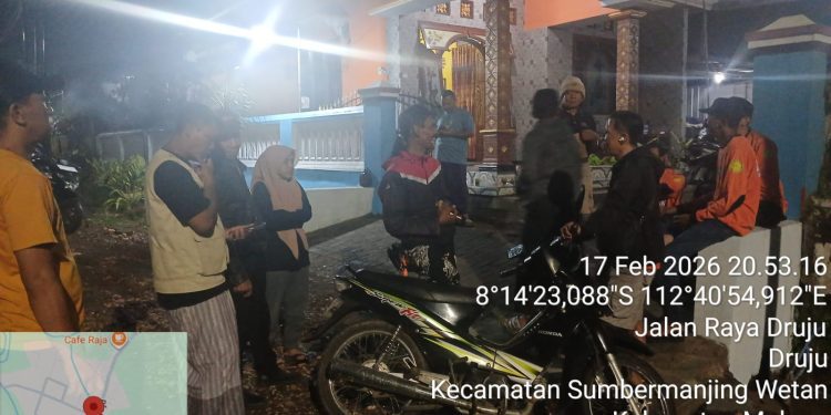 Petugas berkoordinasi untuk mencari remaja yang dilaporkan hanyut. Foto: BPBD Kabupaten Malang